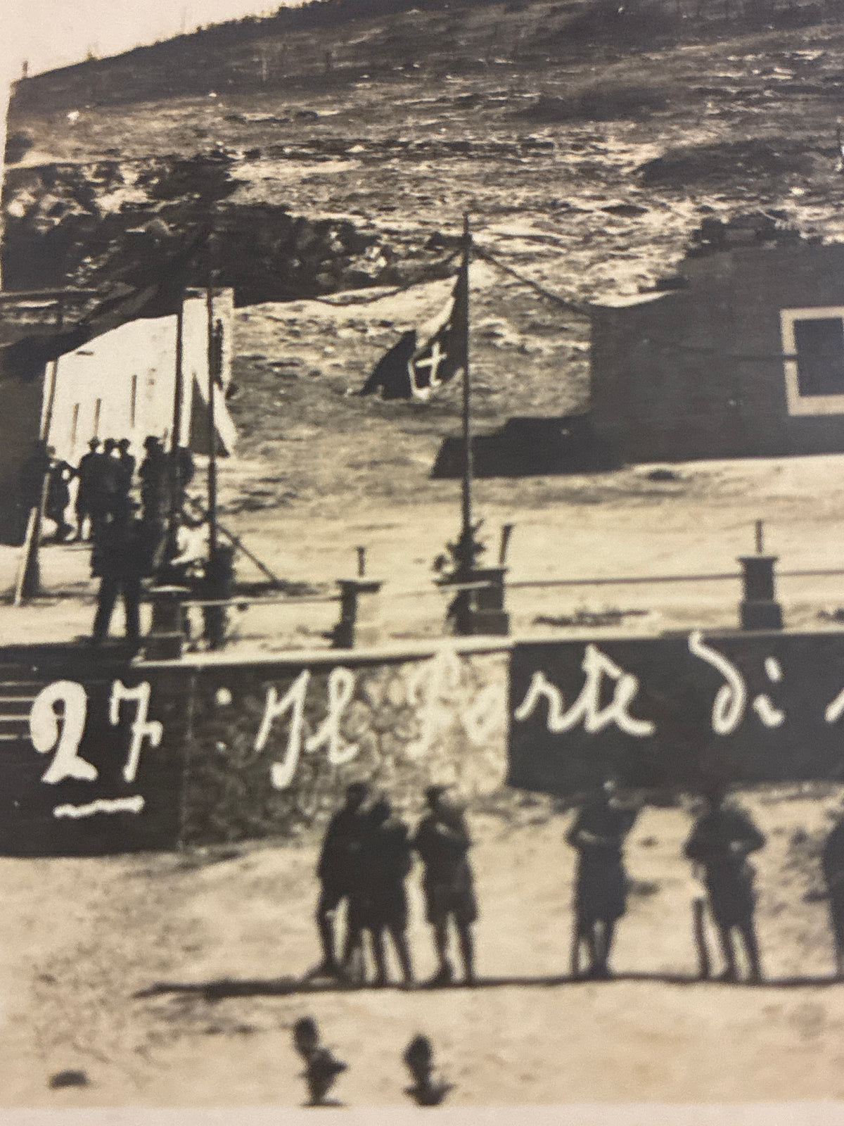 Cartolina postale italiana d'epoca coloniale del 1918 con truppe in linea davanti al fortino militare di Azizia in Libia.