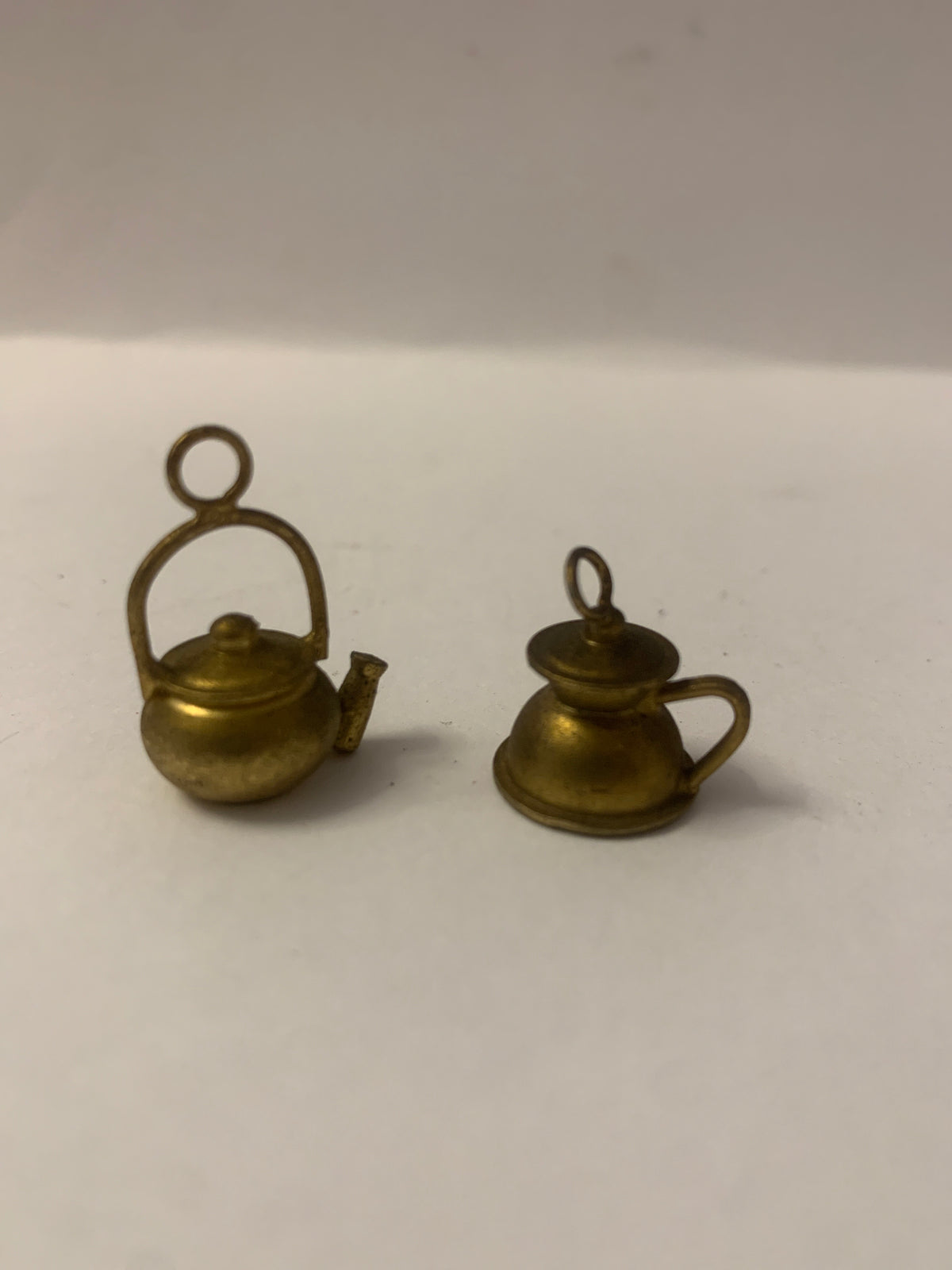 Coppia Ciondoli Miniature Teiera e Bricco in Ottone Vintage Collezione