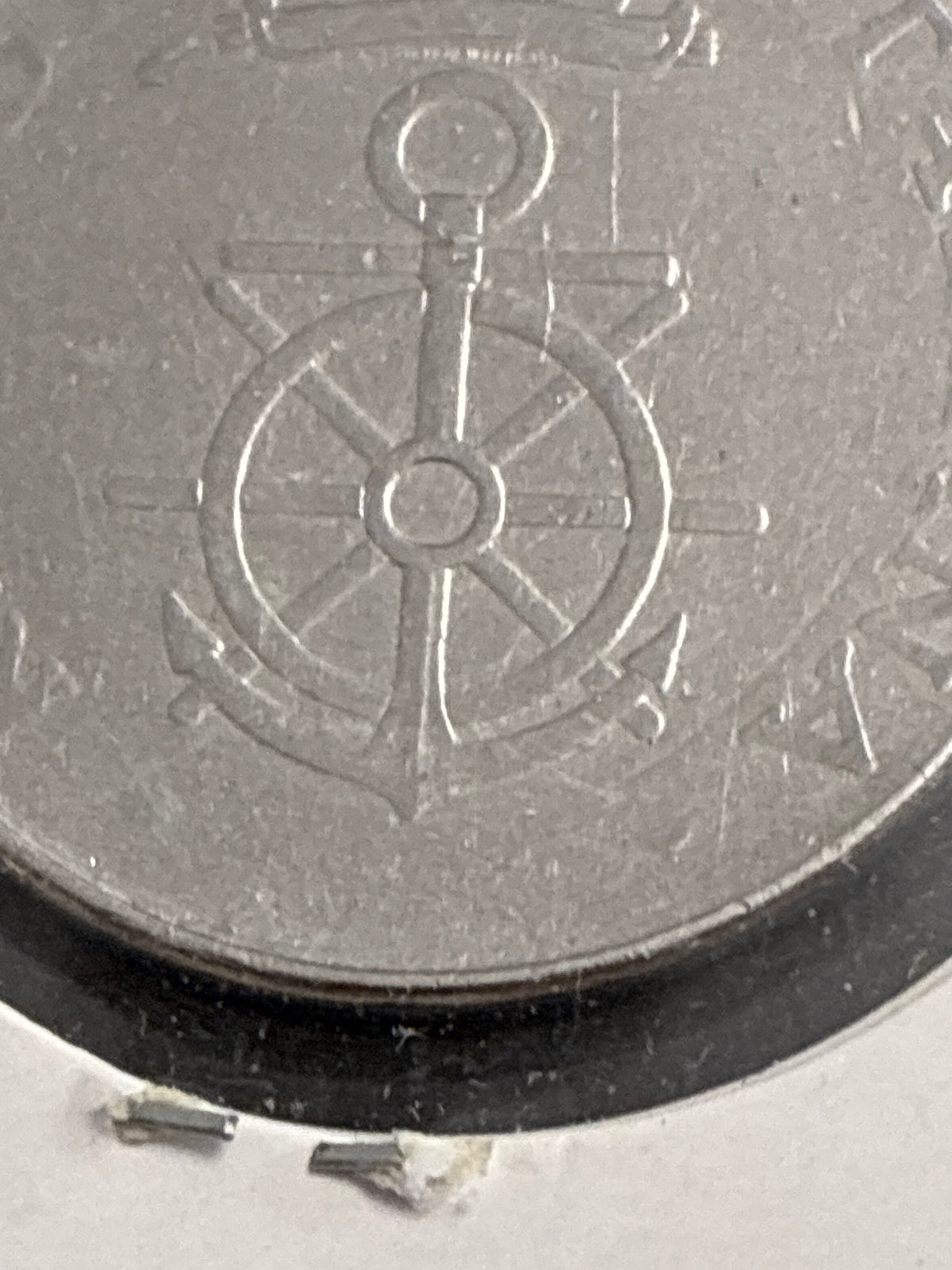 100 lire del 1981 Accademia di Livorno errore di conio senza firma incisore e rombi al dritto