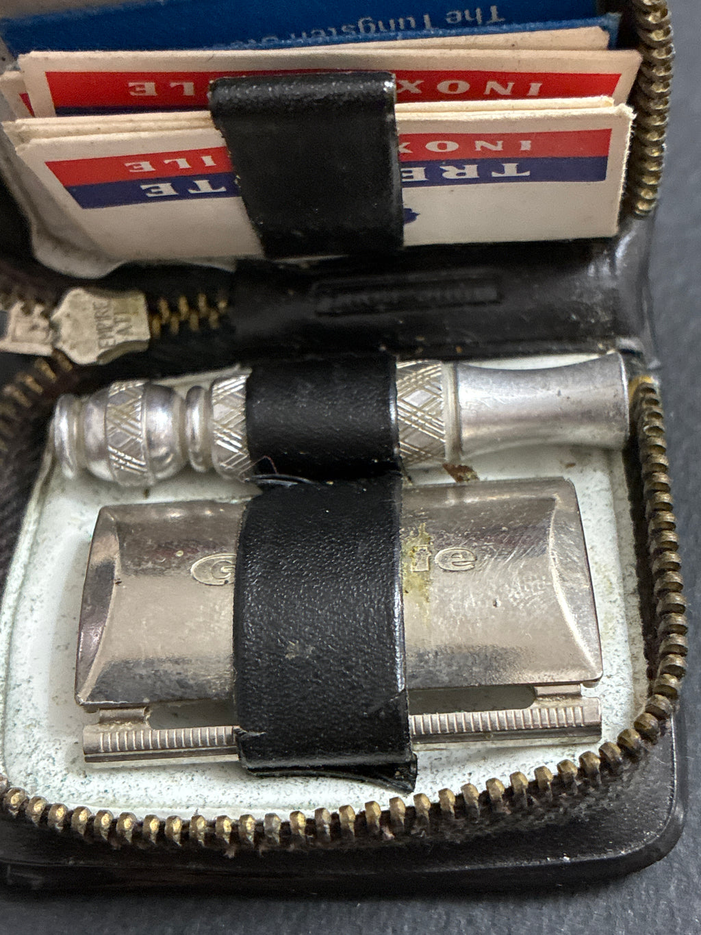 Kit da barba tascabile vintage Esercito Italiano – Rasoio di sicurezza e lamette "Tre Teste" (Anni '60/'70)