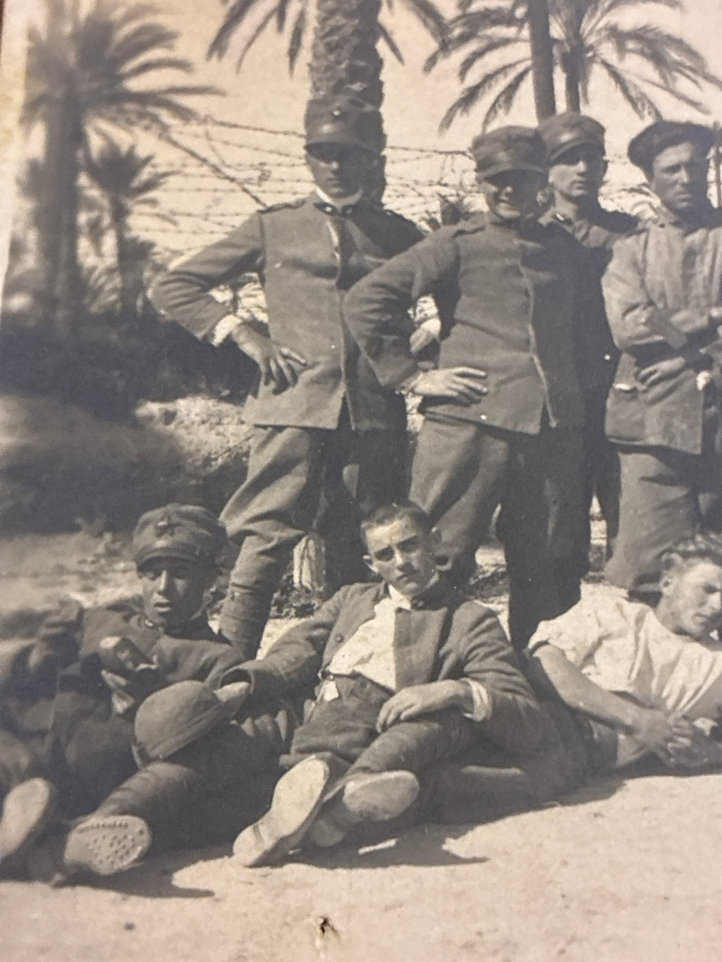 Foto ricordo di soldati del Regio Esercito nell'oasi libica