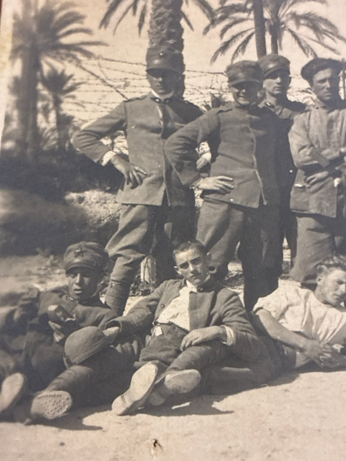 Foto ricordo di soldati del Regio Esercito nell'oasi libica