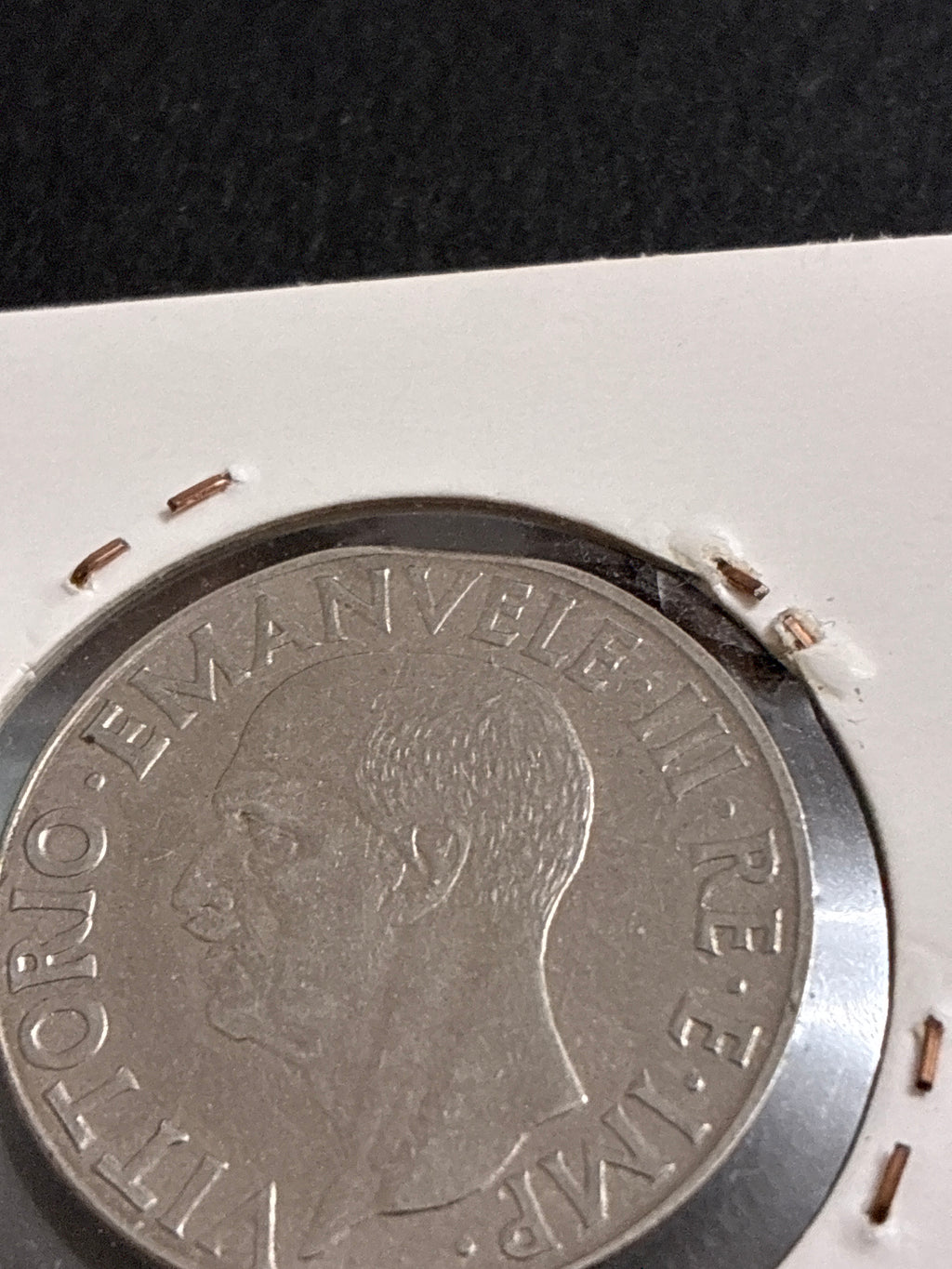1 Lira 1940 Impero Vittorio Emanuele III - Errore di conio Tondello Pizzicato