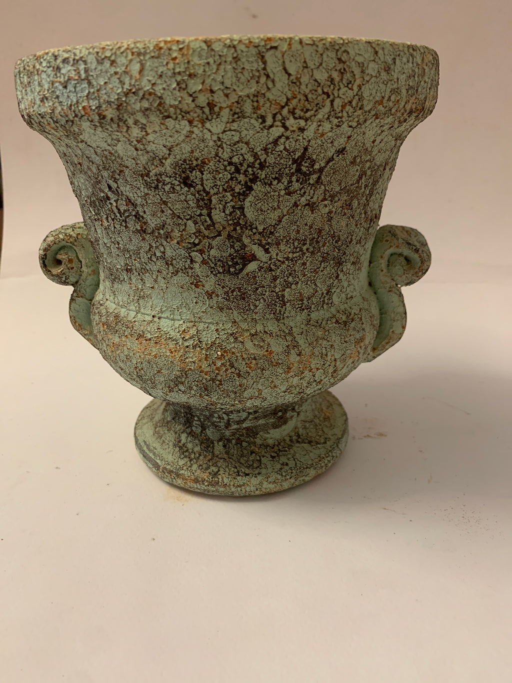 Vaso urna in ceramica artigianale sarda effetto antico "Sardegna" con manici.