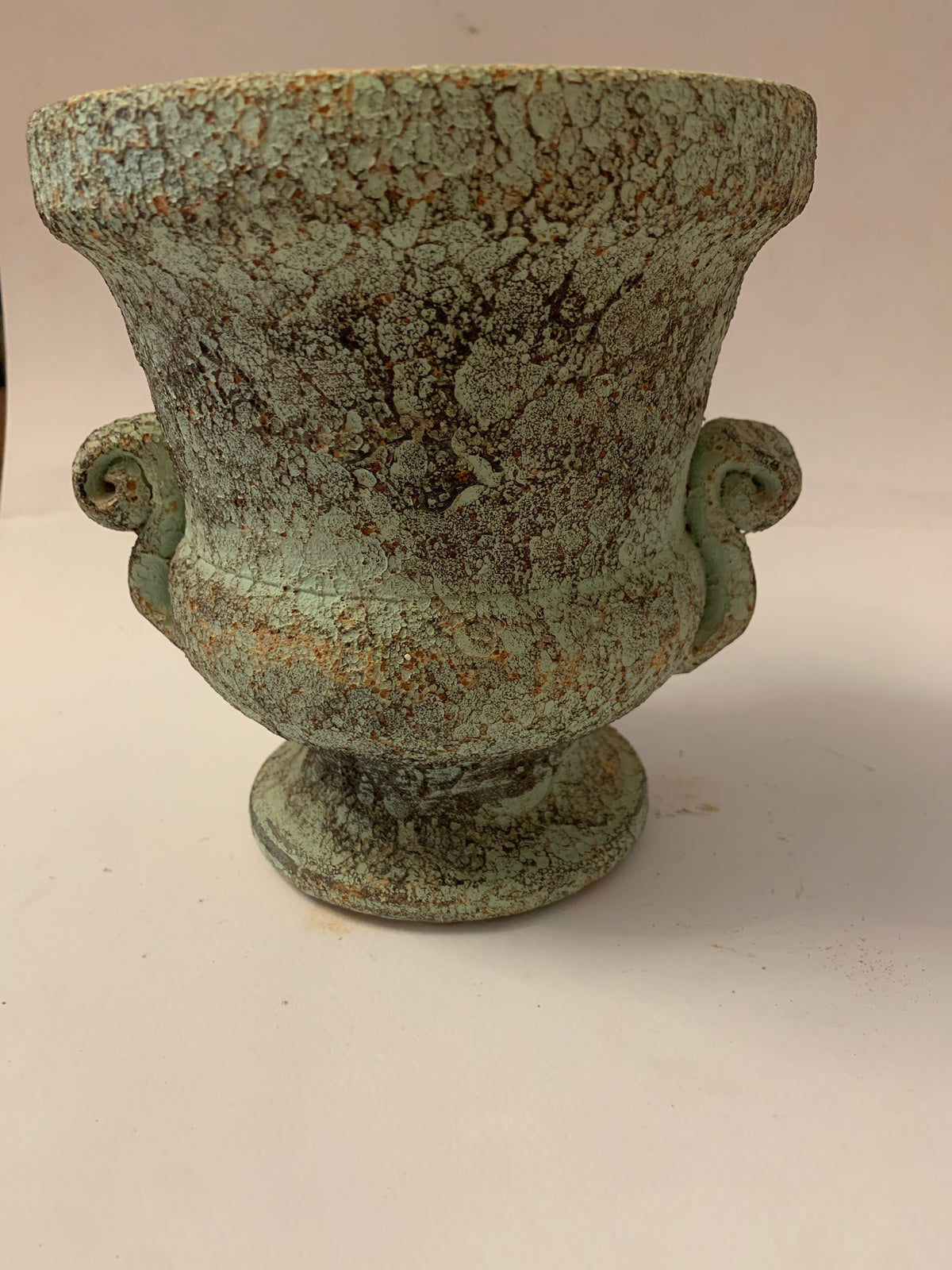 Vaso urna in ceramica artigianale sarda effetto antico "Sardegna" con manici.