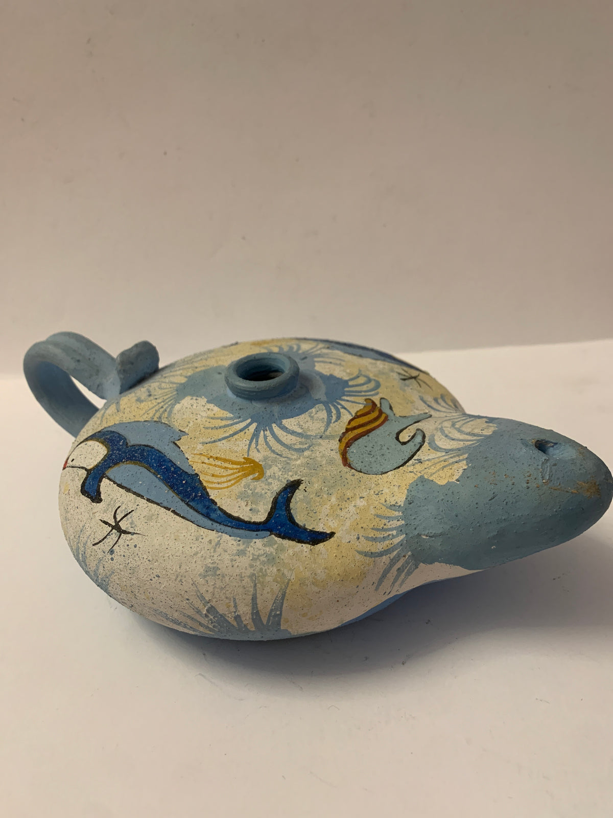 Lucerna decorativa in ceramica artigianale dipinta a mano con delfino e motivi marini.