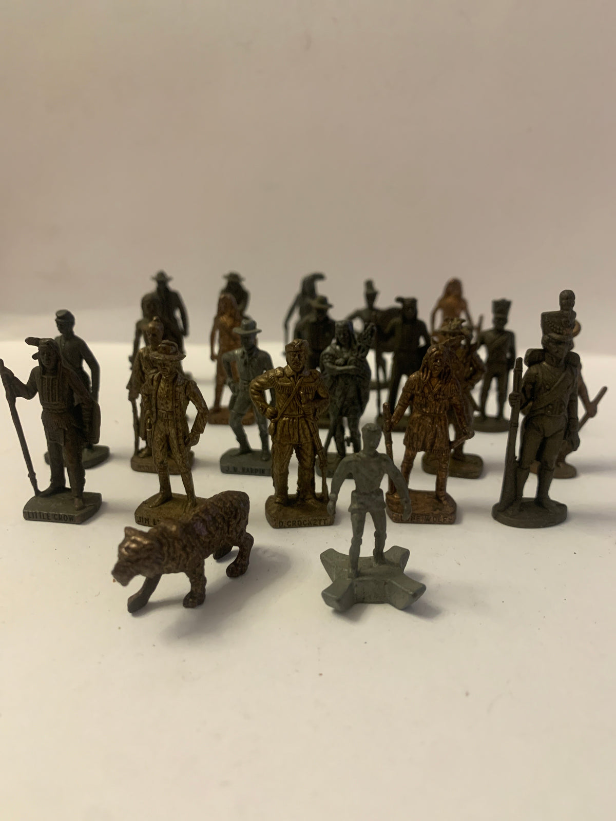 Lotto 23 Figurine in Metallo Vintage - Sorpresine Kinder Ferrero e Personaggi Vari