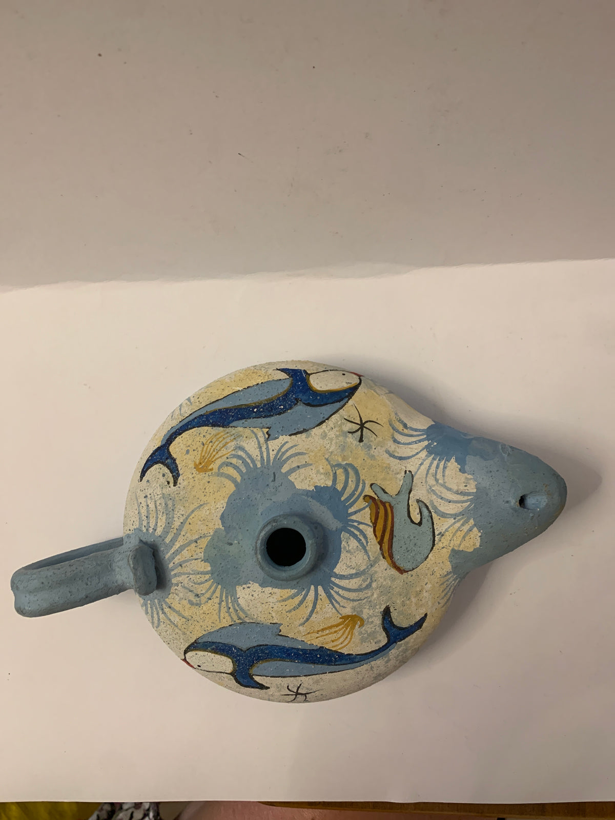 Lucerna decorativa in ceramica artigianale dipinta a mano con delfino e motivi marini.