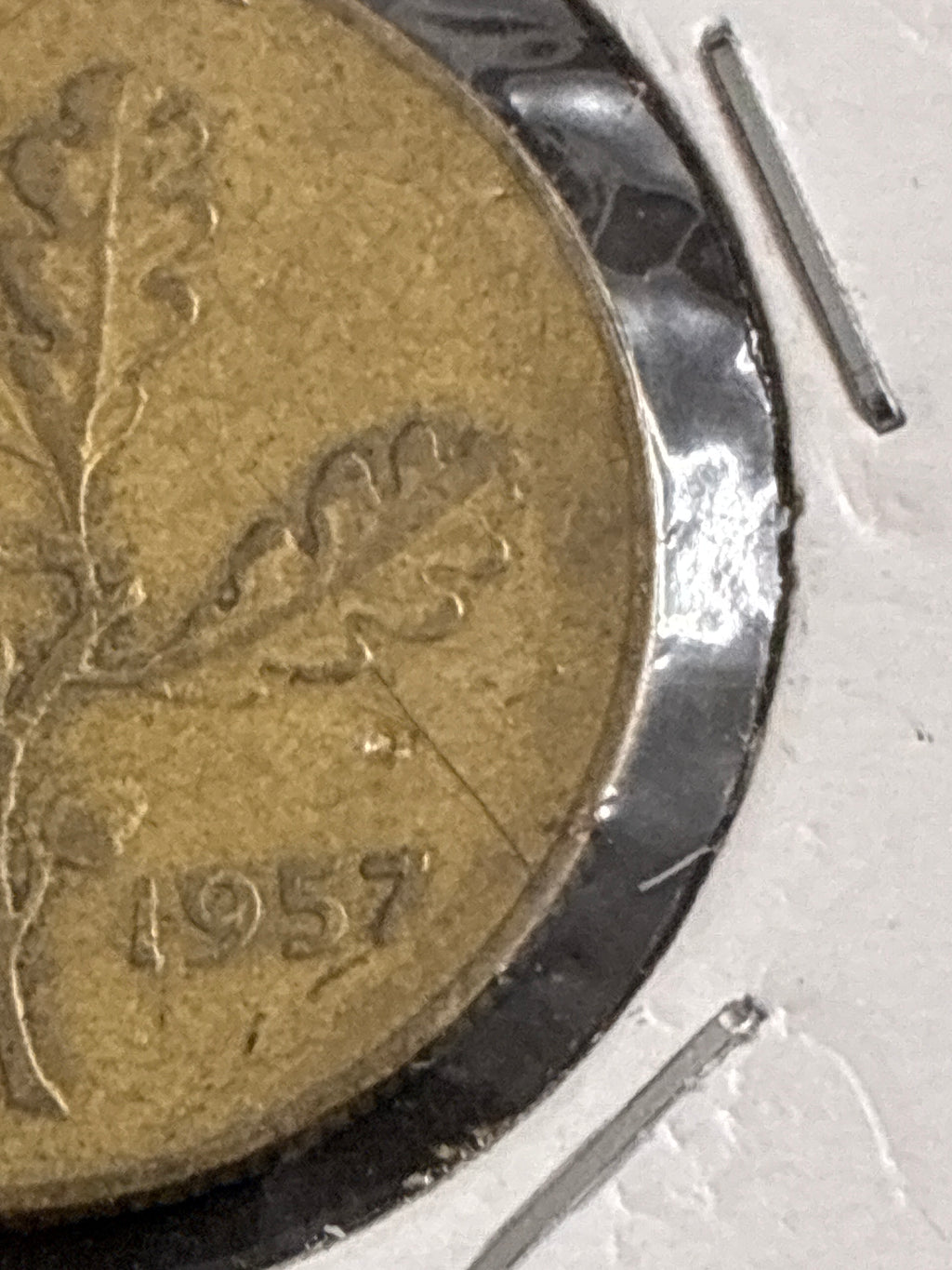 20 Lire 1957 "Ramo di Quercia" con Frattura di Conio