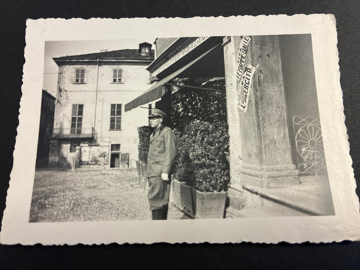 Foto Unica e Inedita WW2 - Ufficiale della Regia Guardia di Finanza con Cartello Propaganda Viva le Fiamme Gialle
