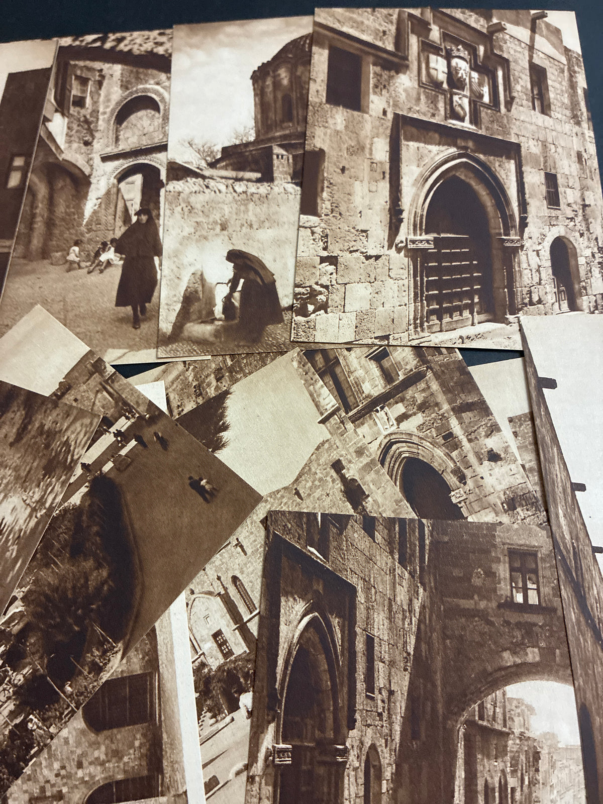 Raro Cofanetto di Cartoline Coloniali "Cartoline di Rodi - Serie Prima. Monumenti Cavallereschi di Architettura Civile", Epoca Possedimenti Italiani dell'Egeo