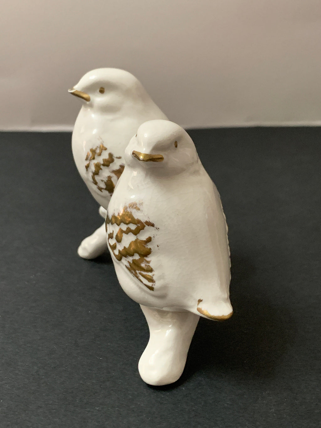 Statuetta vintage in porcellana coppia di uccellini su ramo con dettagli dorati