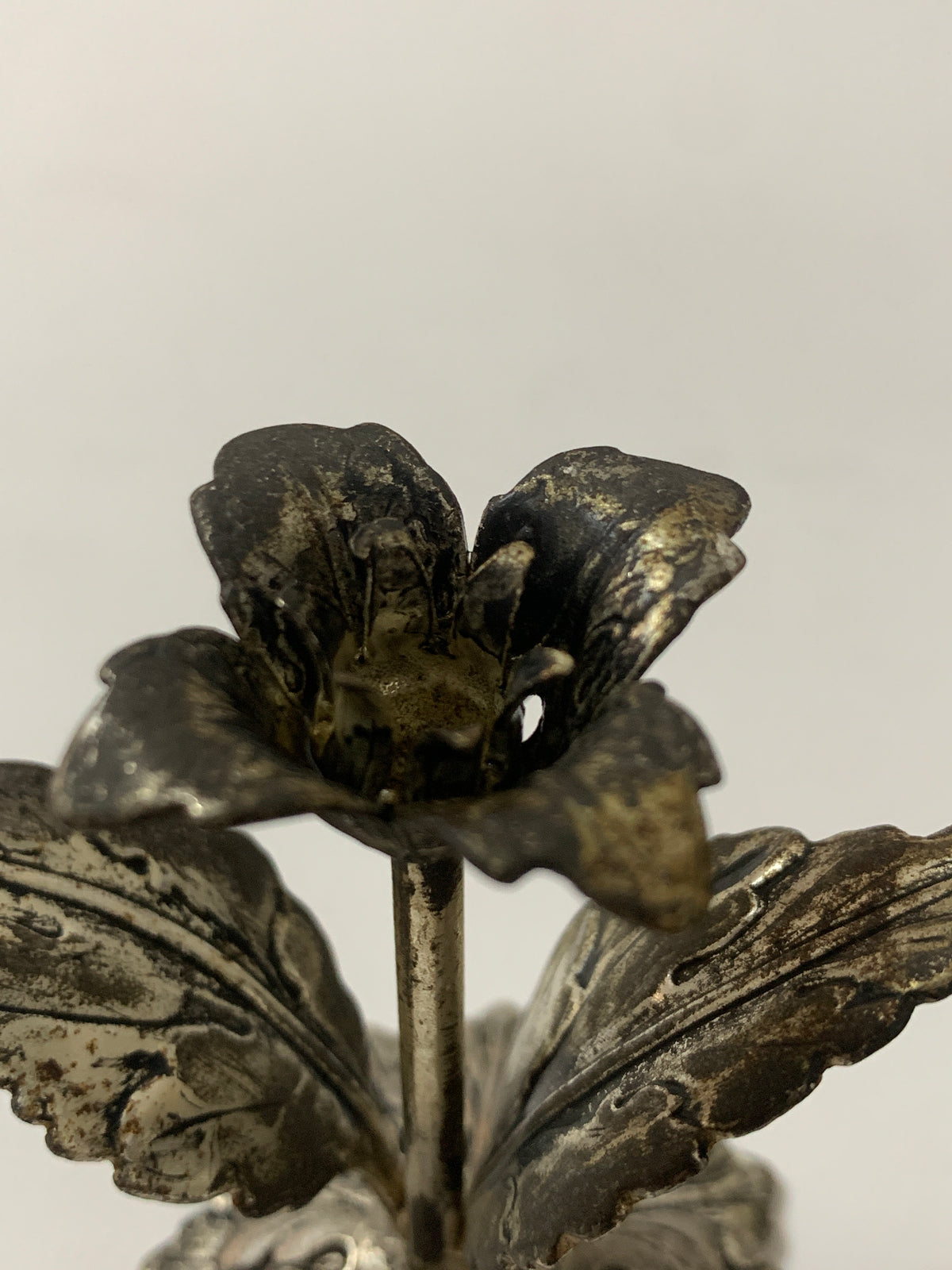 Portacandela Vintage in Metallo Argentato a Forma di Fiore con Foglie