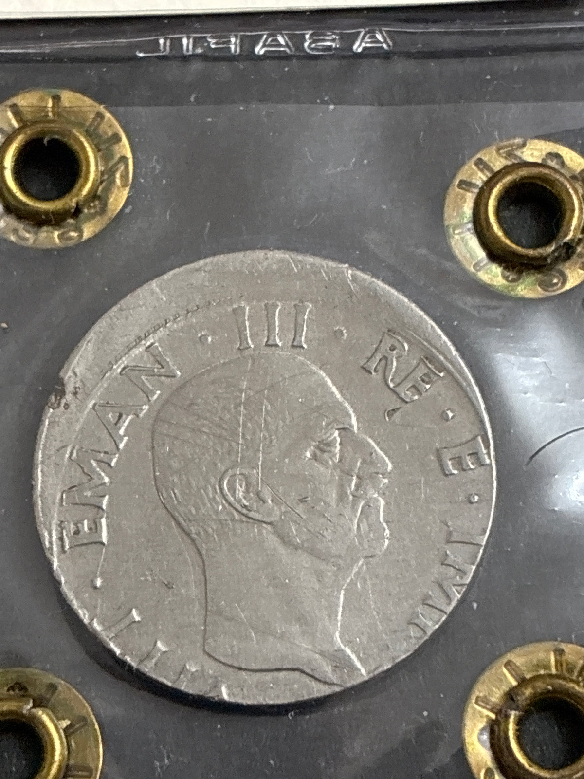 50 Centesimi 1941 XIX Impero Vittorio Emanuele III - Errore di conio Fortemente Decentrata con Contorno Liscio Periziata Santino Zilli R3