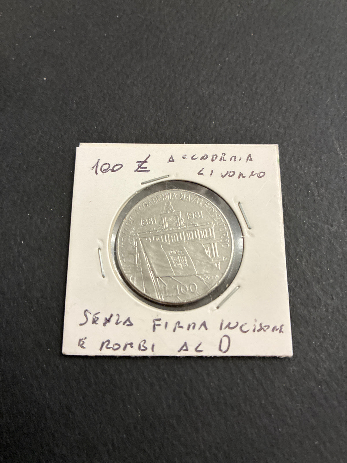 100 lire del 1981 Accademia di Livorno errore di conio senza firma incisore e rombi al dritto