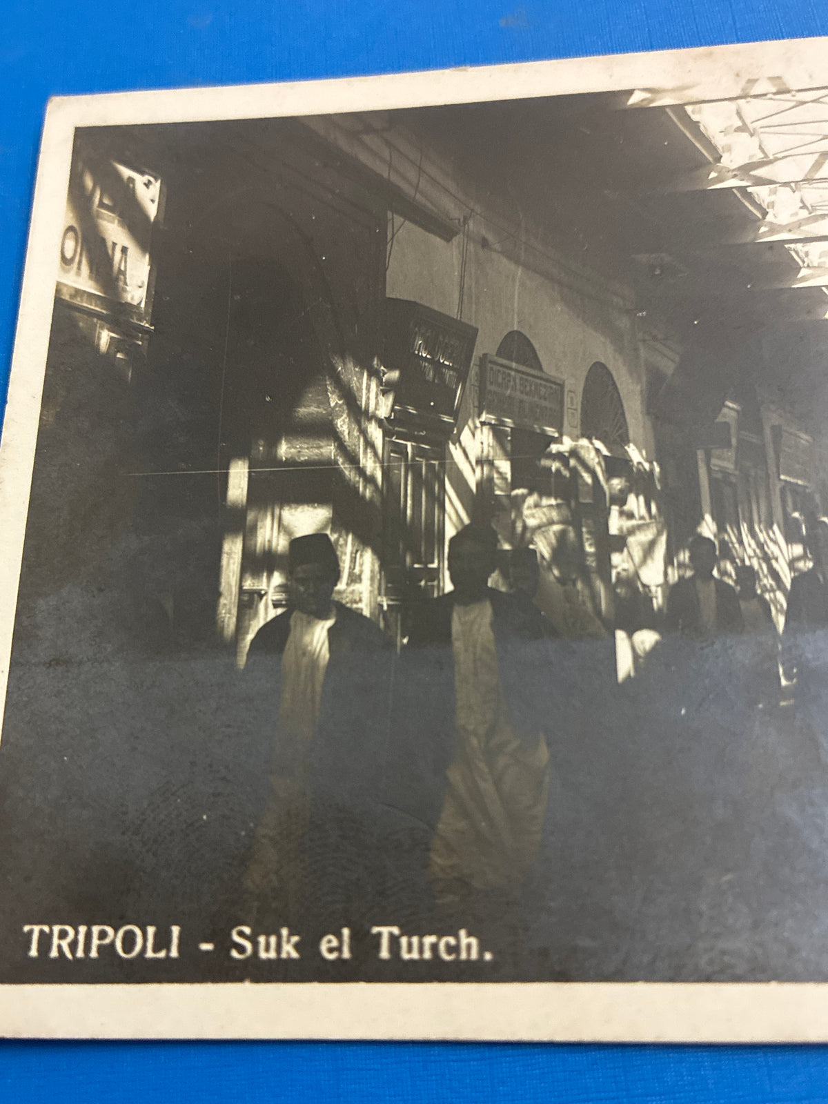 Cartolina postale d'epoca coloniale con veduta notturna animata del Suk el Turch a Tripoli in Libia edita da A. Traldi Milano su fotografia di G. Pucci Tripoli