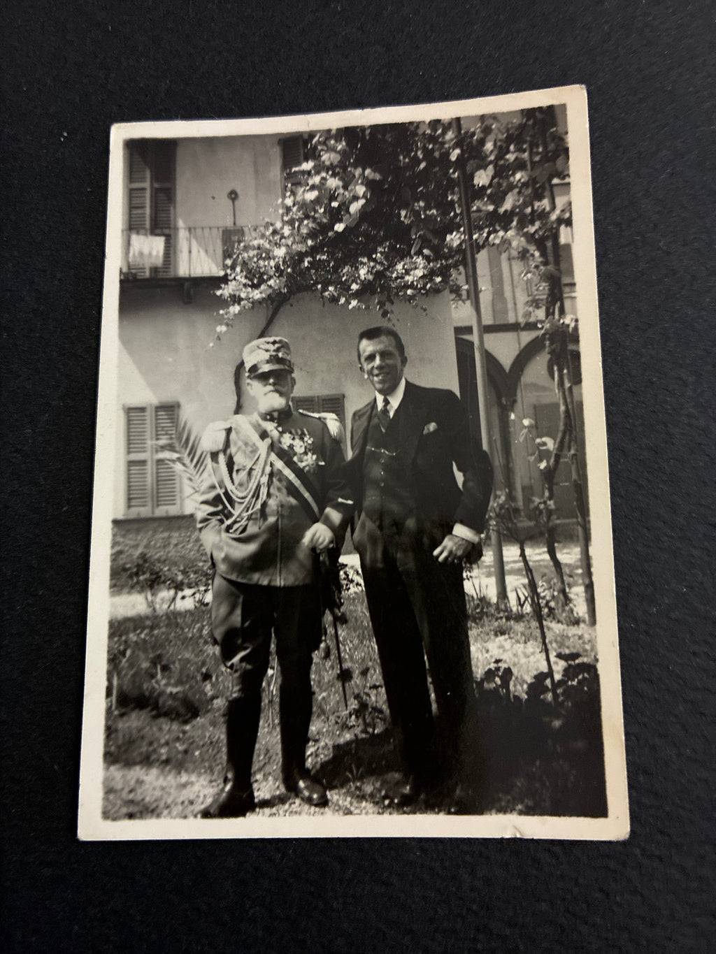 S.A.R. il Duca d'Aosta in alta uniforme da Generale con il padre di Carlo Badalà a Piazza Roma – Fotografia d'archivio originale su carta Agfa Lupex (Giugno 1933)