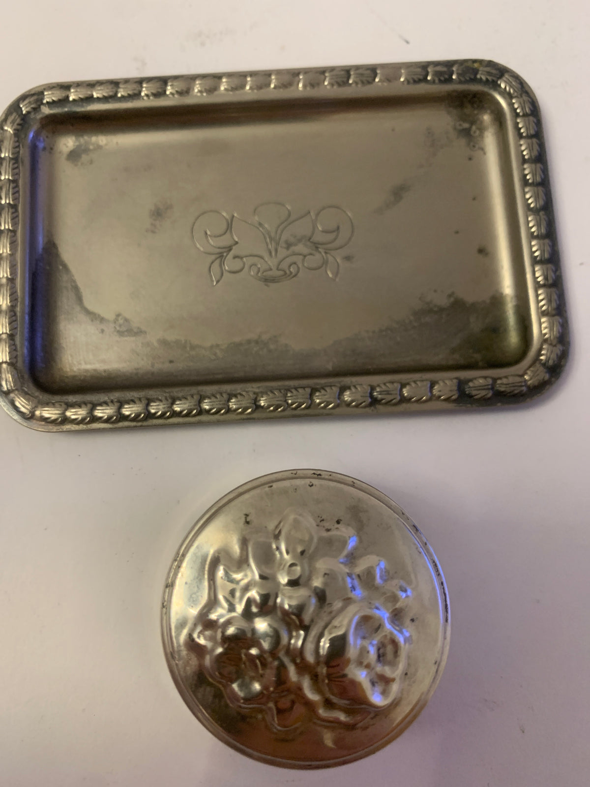 Vassoino rettangolare inciso e scatolina sbalzata vintage in metallo