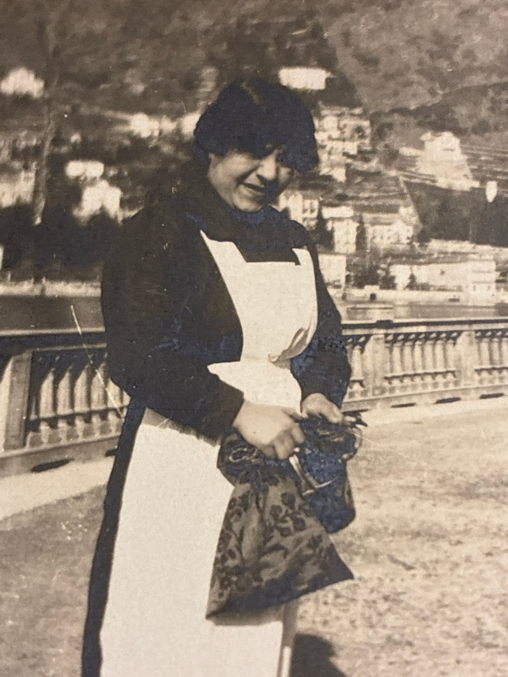 Ritratto di famiglia borghese con bambinaia sul lungolago durante la Prima Guerra Mondialeo