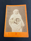 Antica fotografia Carte de Visite CDV uomo in costume tradizionale arabo Tunisia fine 800 firmata J Garrigues photographe de SA Le Bey de Tunis