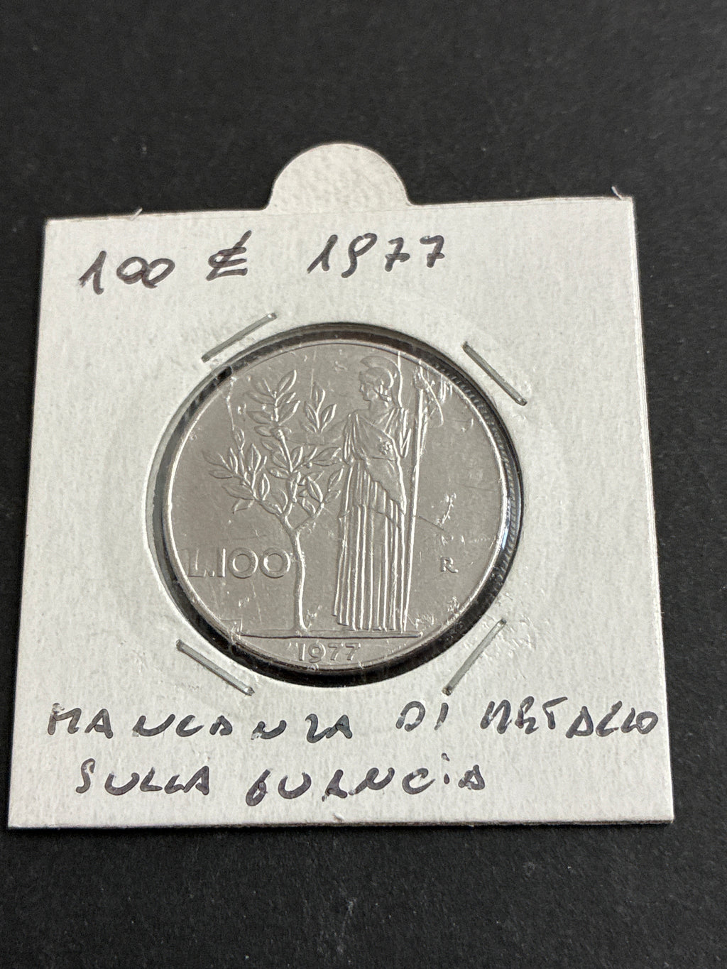 100 lire 1977 Errore di Conio per Mancanza di Metallo sulla Guancia al Dritto