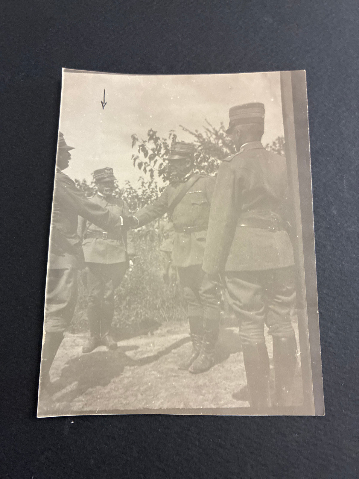 S.A.R. Emanuele Filiberto di Savoia-Aosta, il "Duca Invitto", incontra gli Ufficiali al fronte della Grande Guerra – Cartolina Fotografica d'Epoca "Marca Trifoglio"