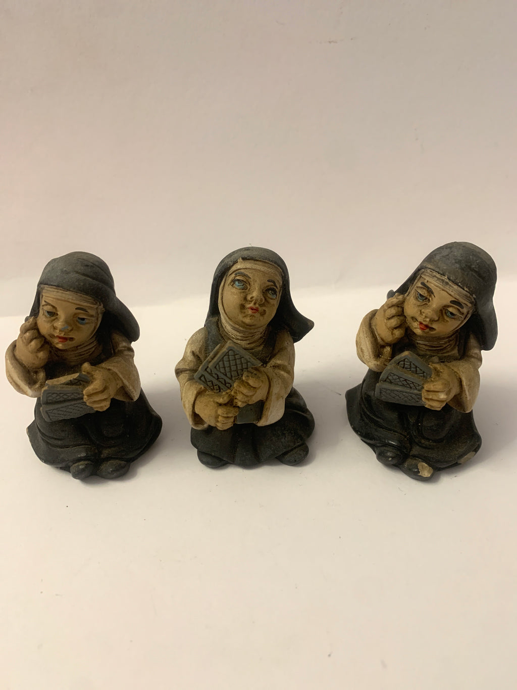 Set di 3 Statuette Vintage "Suore che Giocano a Carte"