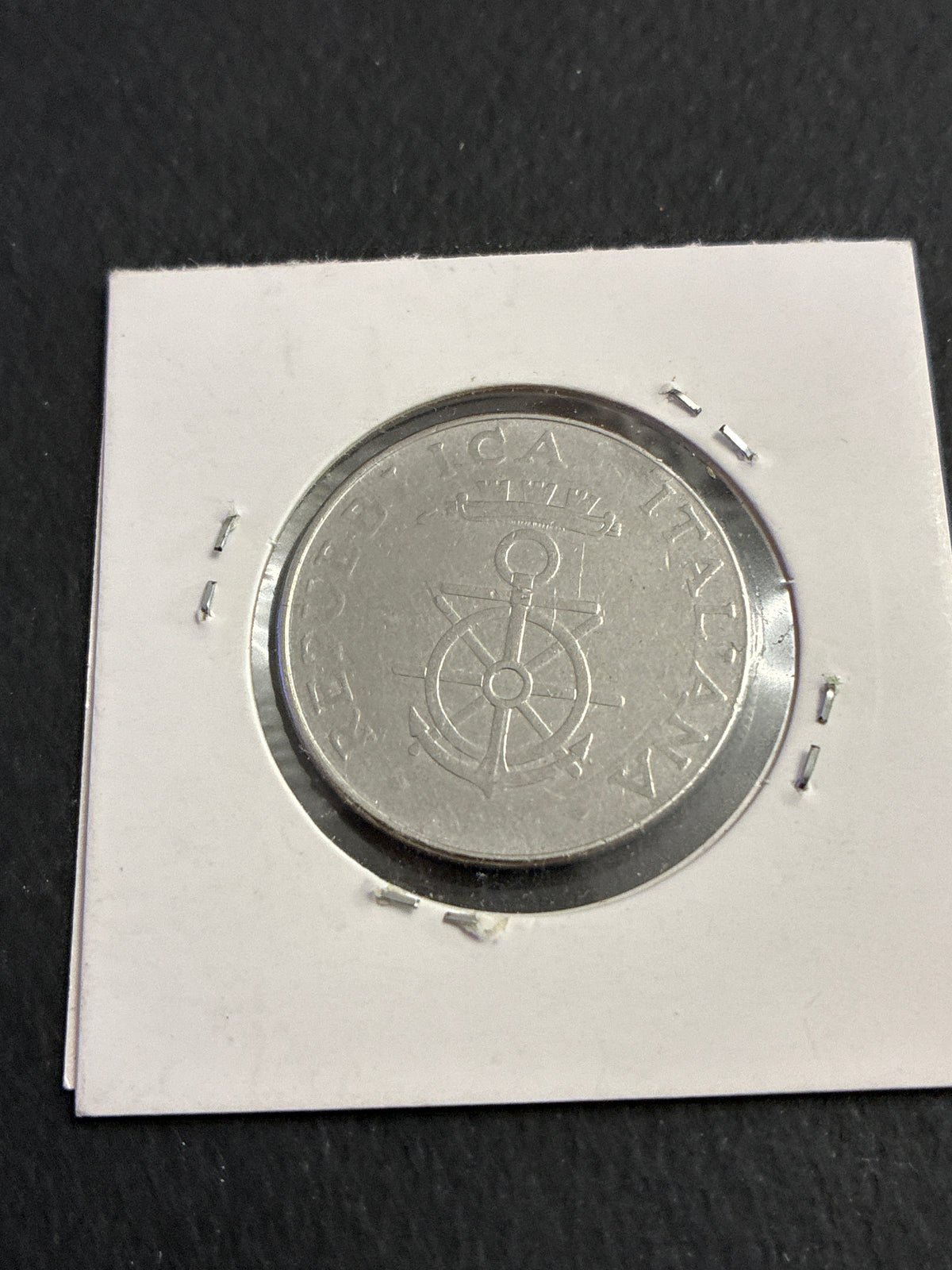 100 lire del 1981 Accademia di Livorno errore di conio senza firma incisore e rombi al dritto