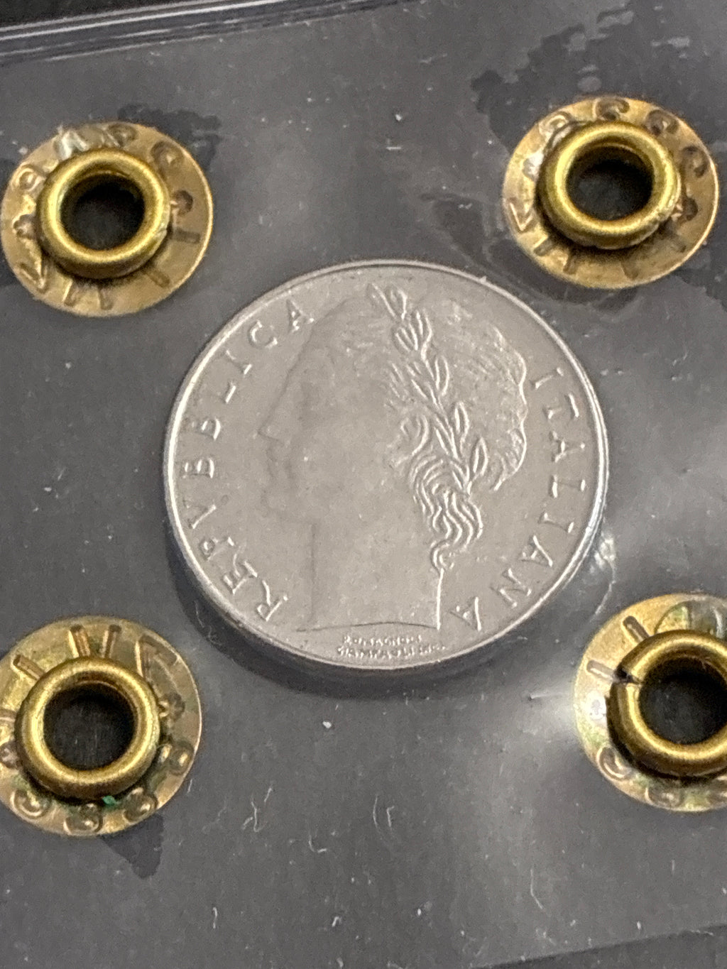 Moneta da 100 Lire 1992 Periziata Zilli - Errore di Conio: I Nr 99 Chiusi e Riga di Metallo in Rilievo Orizzontale FDC