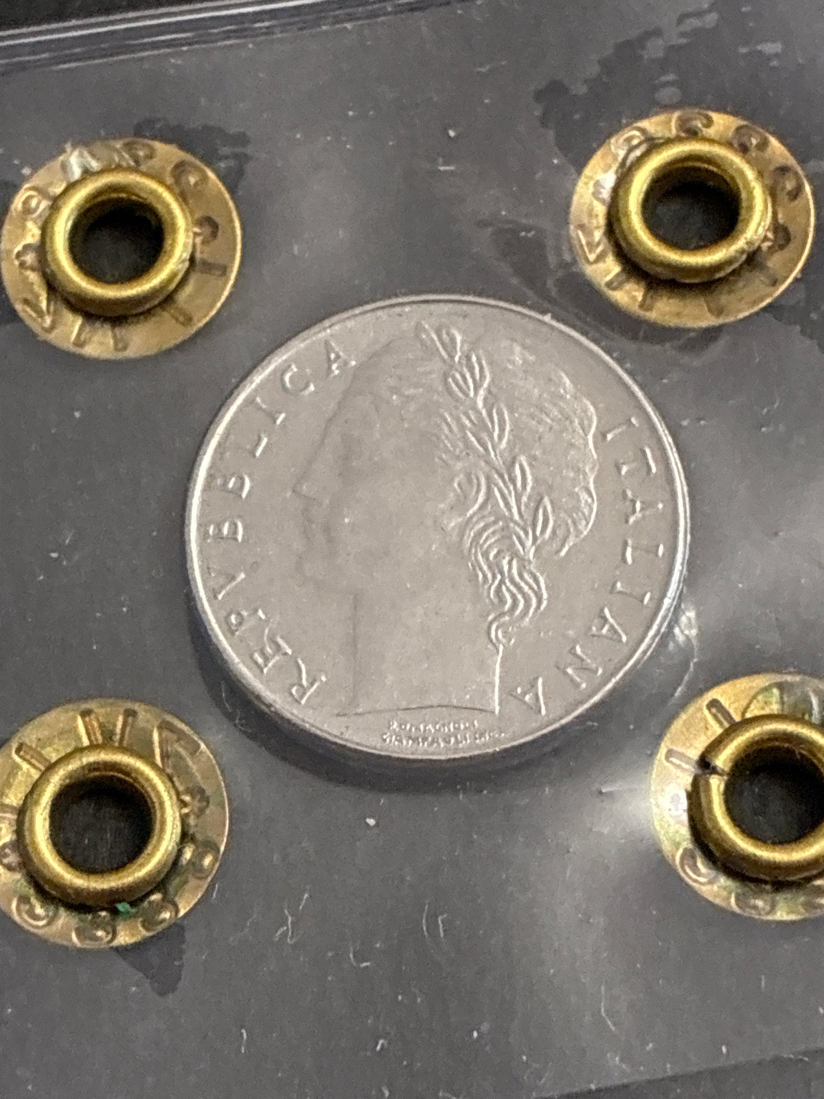 Moneta da 100 Lire 1992 Periziata Zilli - Errore di Conio: I Nr 99 Chiusi e Riga di Metallo in Rilievo Orizzontale FDC