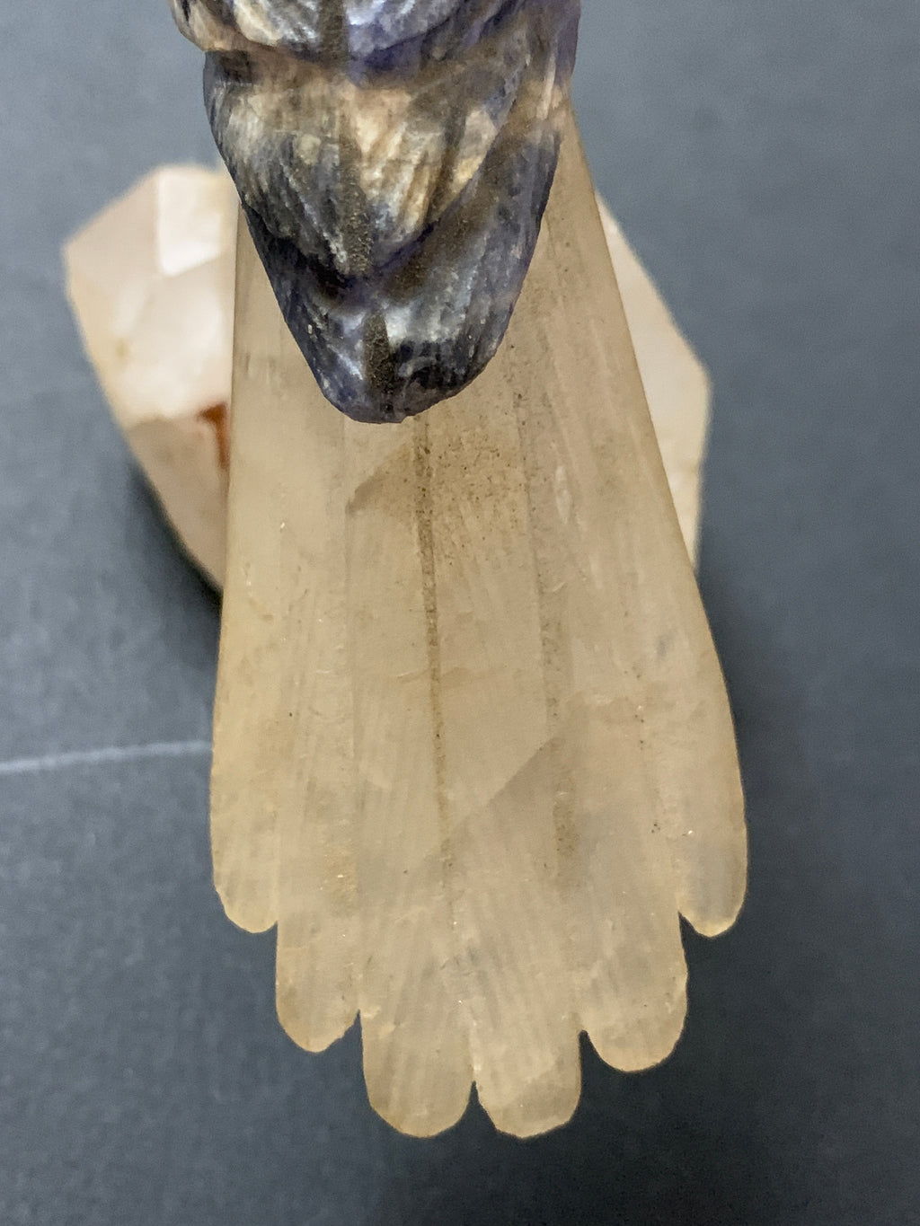Scultura Uccello in Pietra Dura (Sodalite/Quarzo) su Base di Cristallo di Quarzo Naturale - Vintage