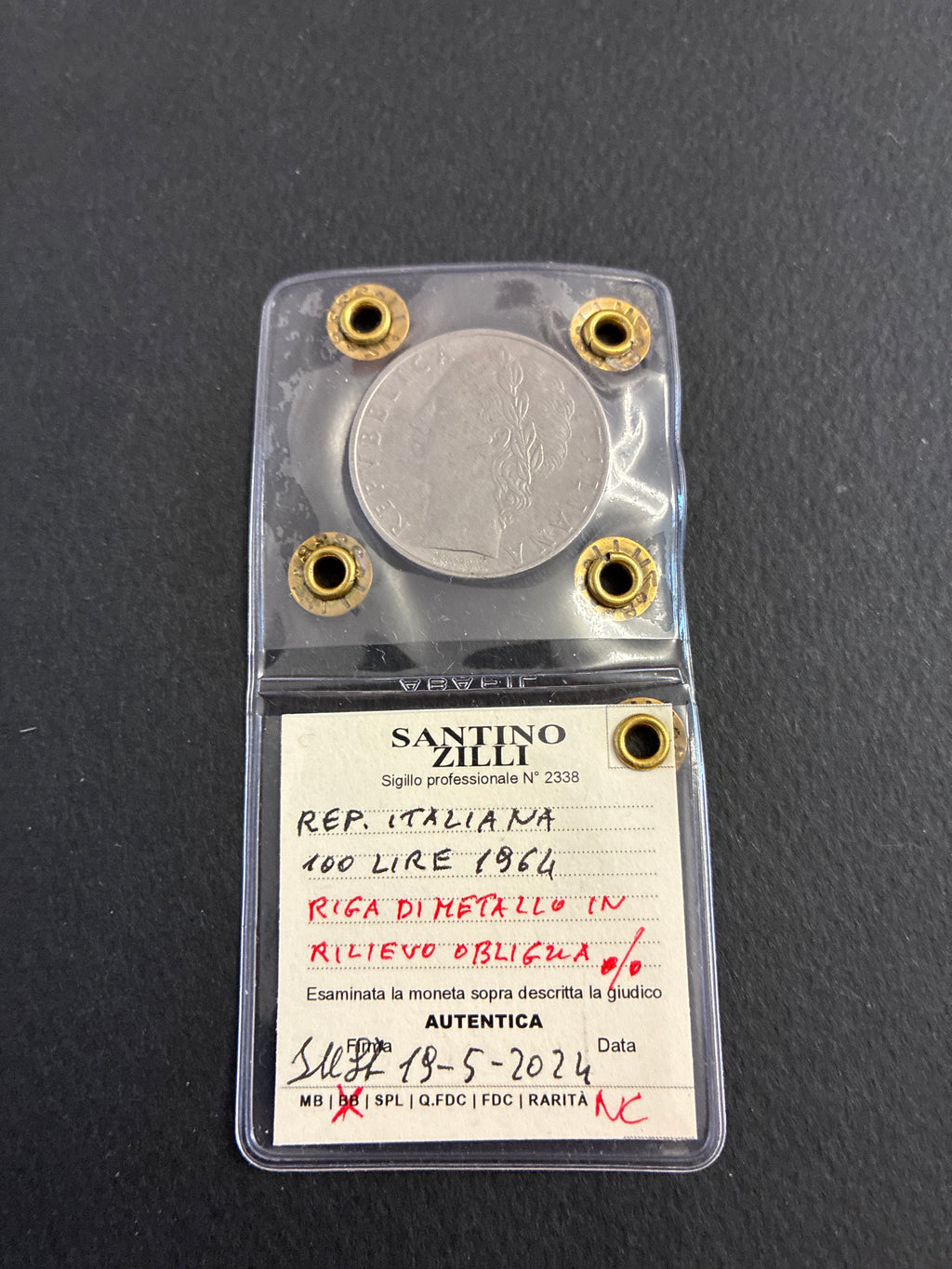 Moneta periziata da 100 Lire 1964 Minerva - Variante con errori di conio "Riga di metallo in rilievo obliqua" e difetti sulla data - Grado BB / NC