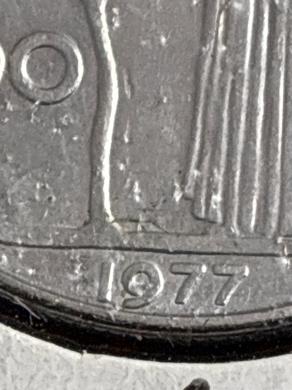 100 lire 1977 Errore di Conio per Frattura del Metallo in tra la Base dell'Albero e il Terreno al Rovescio
