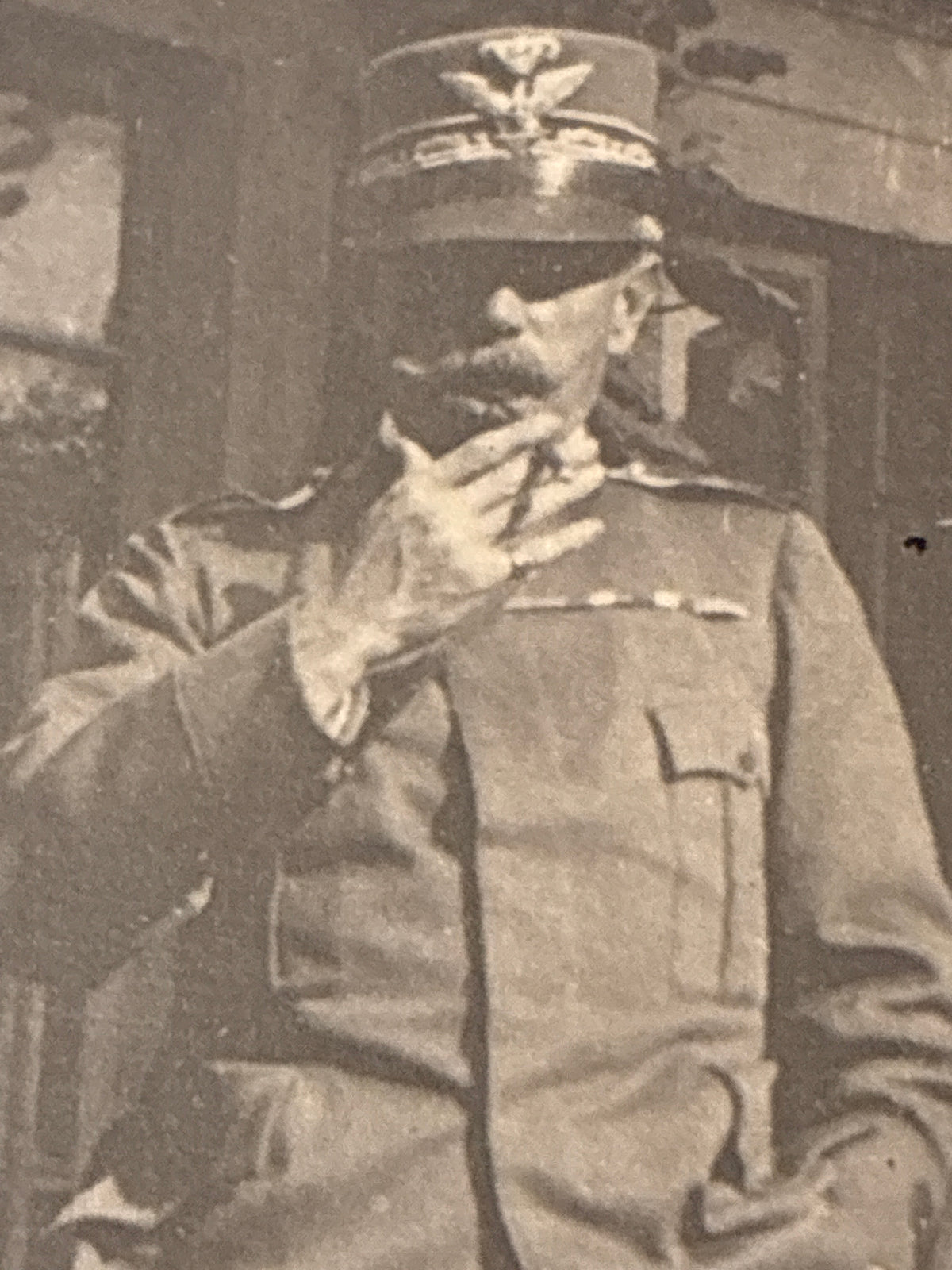 S.A.R. il Duca d'Aosta in posa informale mentre fuma nel giardino di una villa – Rara fotografia d'archivio originale datata Firenze 1913