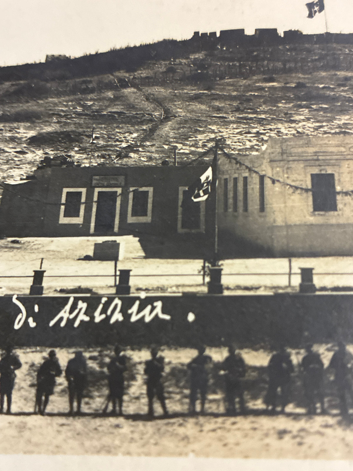 Cartolina postale italiana d'epoca coloniale del 1918 con truppe in linea davanti al fortino militare di Azizia in Libia.