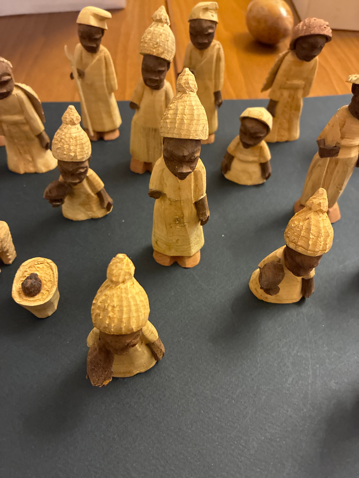 Presepe etnico africano ( lotto) in legno di balsa e fibre naturali intagliato e dipinto a mano