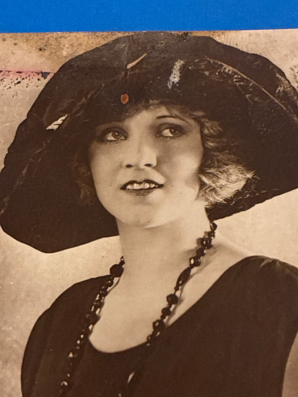 Cartolina fotografica d'epoca della diva del cinema muto Mary Miles Minter edita dalla collana francese SAN Paris per la Film Paramount
