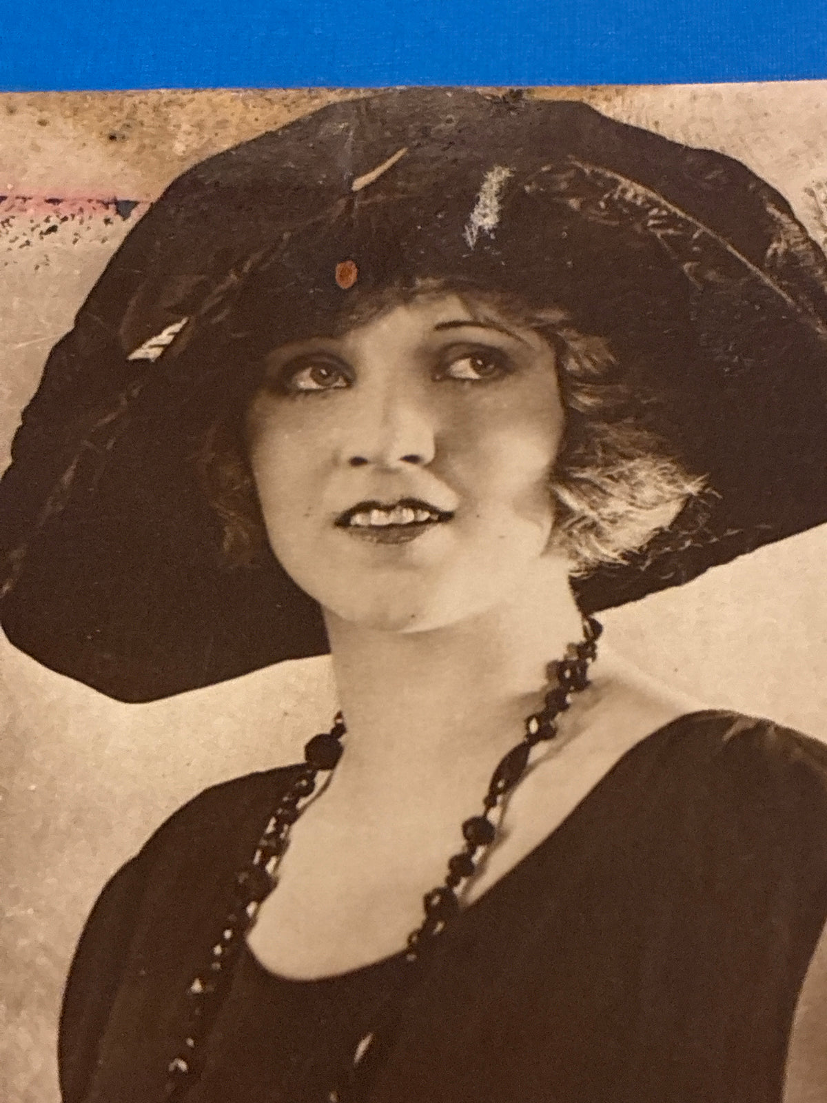 Cartolina fotografica d'epoca della diva del cinema muto Mary Miles Minter edita dalla collana francese SAN Paris per la Film Paramount