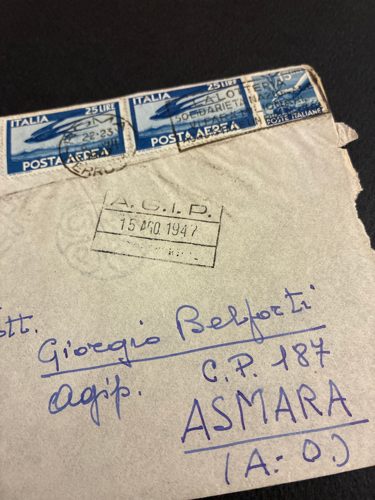 Busta intera per Posta Aerea del 1947 da Roma ad Asmara (Eritrea), affrancata con 65 Lire (coppia Rondini 25L. + Democratica 15L.), diretta al dirigente AGIP Giorgio Belforti nel periodo della presidenza di Enrico Mattei