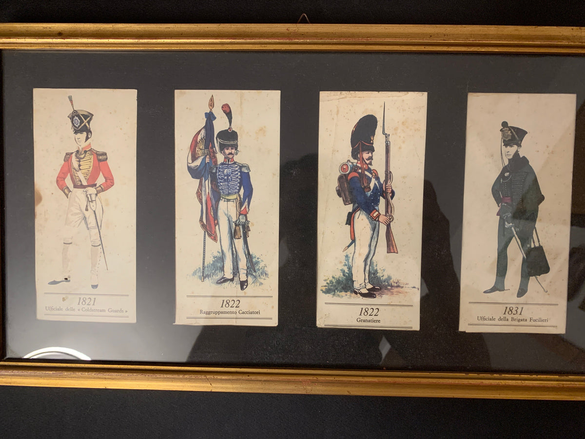 Serie di 3 quadri con stampe di uniformi militari storiche (1725-1863)