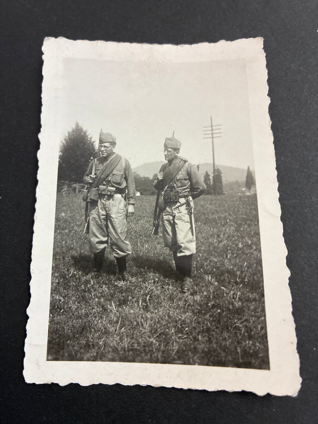 Coppia di fanti del Regio Esercito Italiano in pieno assetto di guerra d'ordinanza