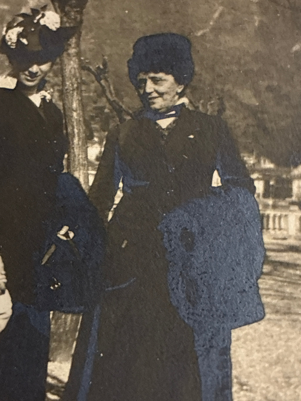 Ritratto di famiglia borghese con bambinaia sul lungolago durante la Prima Guerra Mondialeo
