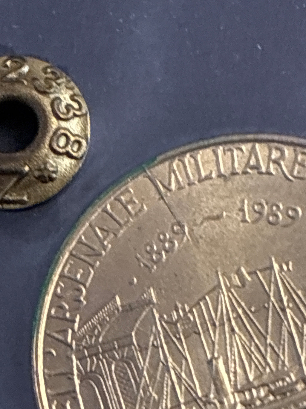 200 Lire Arsenale Taranto dell'89 Periziata con Errore di Conio Riga in Rilievo Fior di Conio FDC