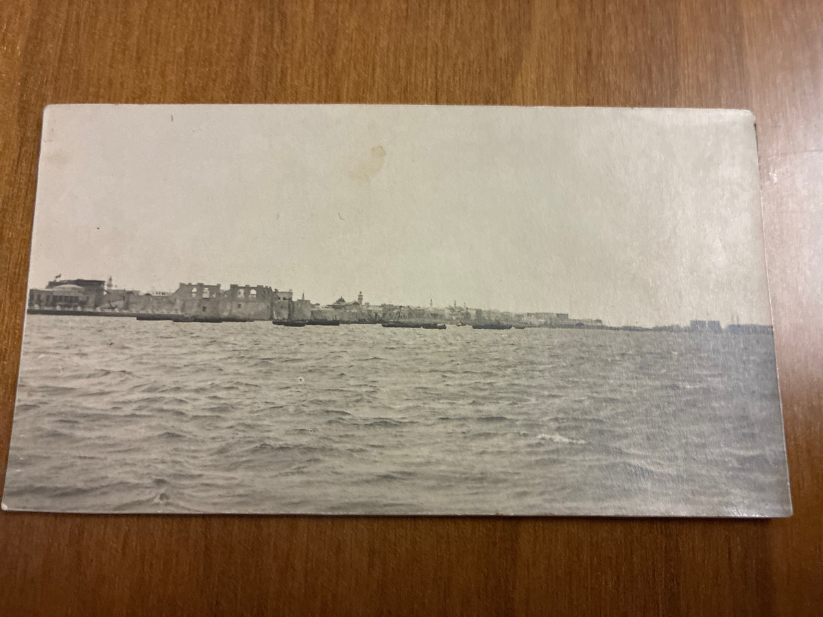 Veduta panoramica del porto e del Castello Rosso di Tripoli dal mare