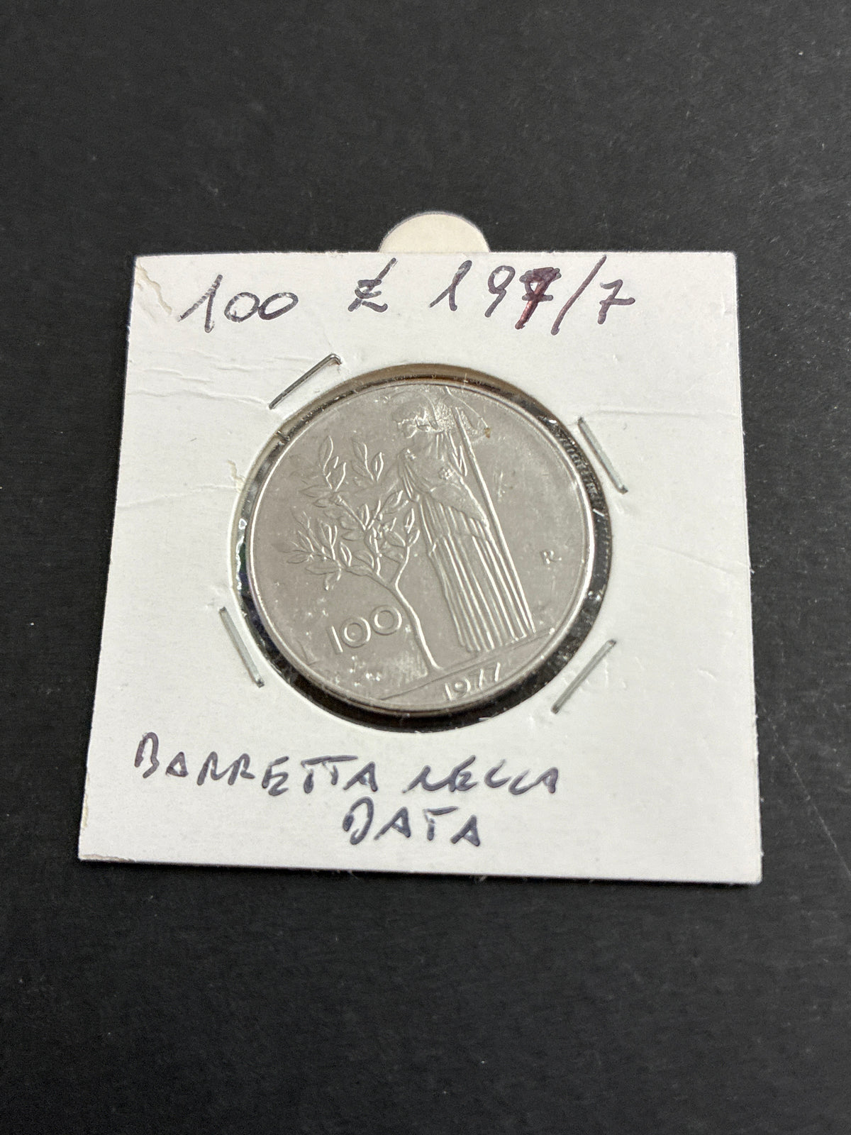 100 lire 1977 Errore di Conio per Barretta di Metallo in Rilievo nella Data al Rovescio