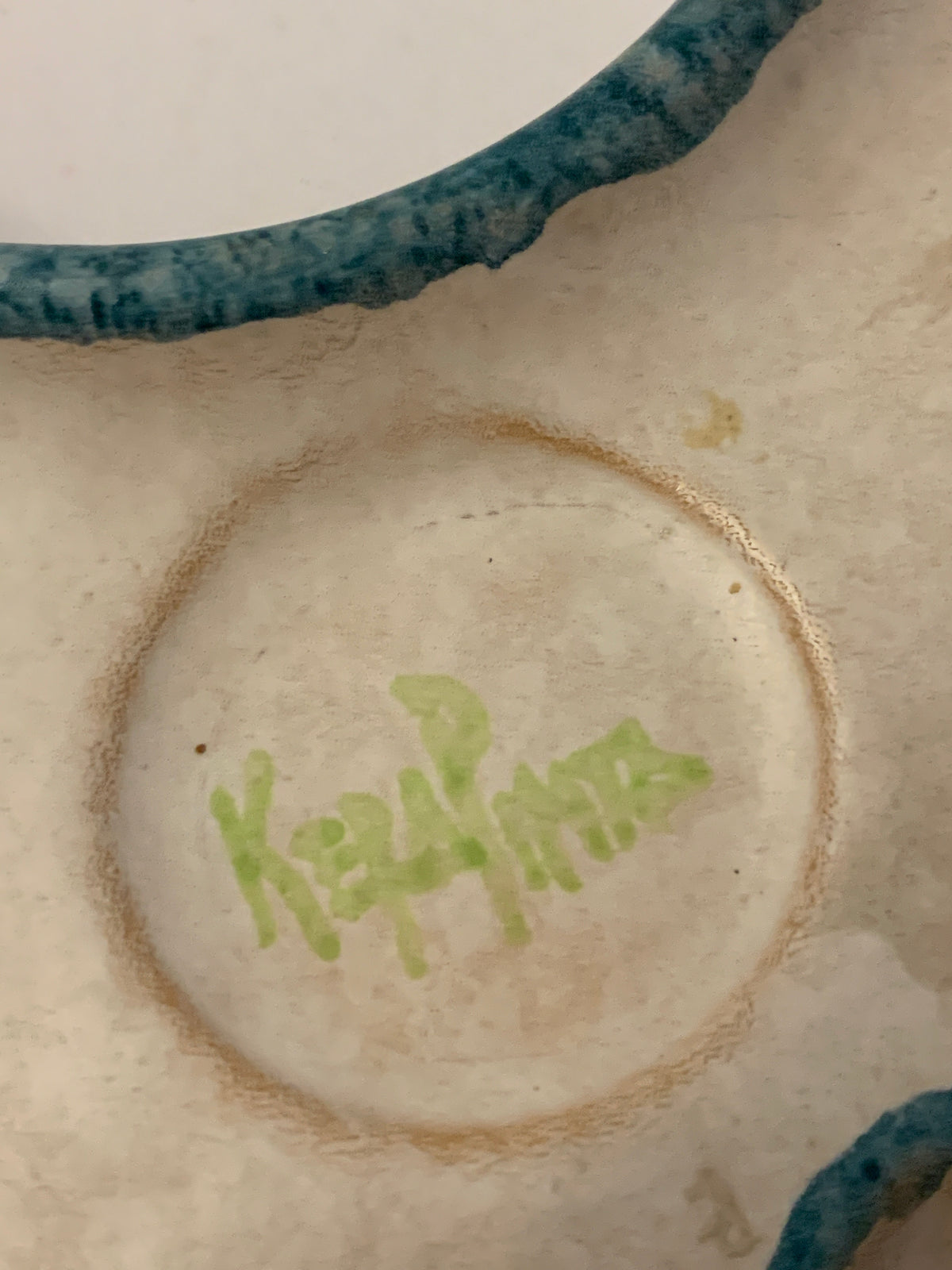 Piatto portauova vintage in ceramica a forma di gallina Keraprati con etichetta originale.