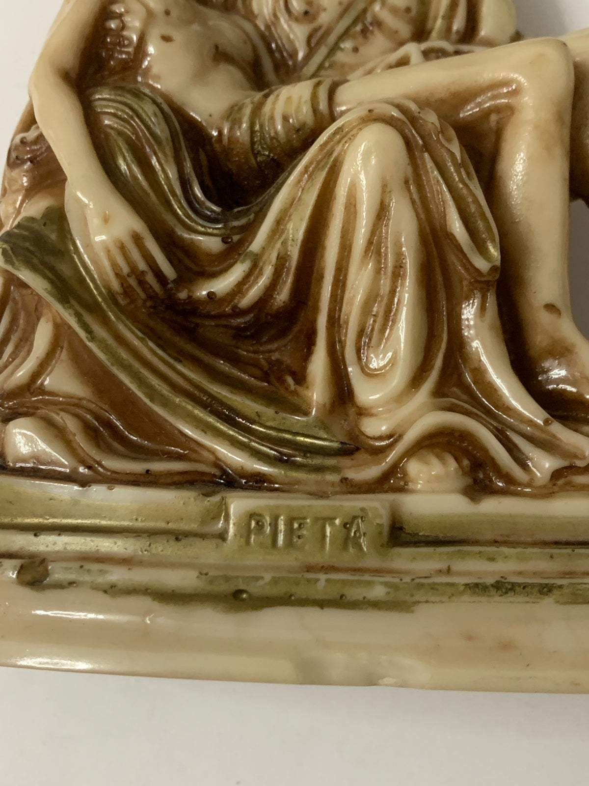 Scultura Pietà di Michelangelo Vintage – Statuetta Sacra in Resina Effetto Avorio