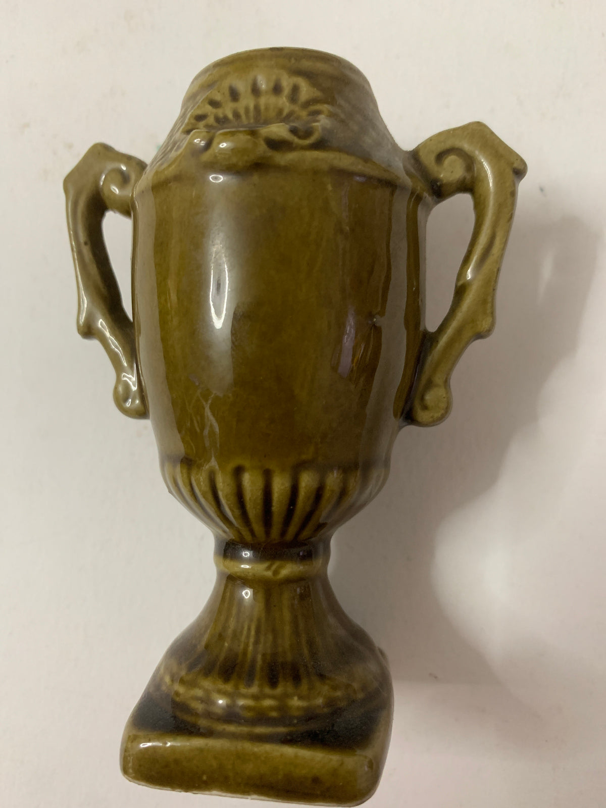 Mini Anfora Vintage in Ceramica Verde Oliva con Decorazioni Floreali e Manici