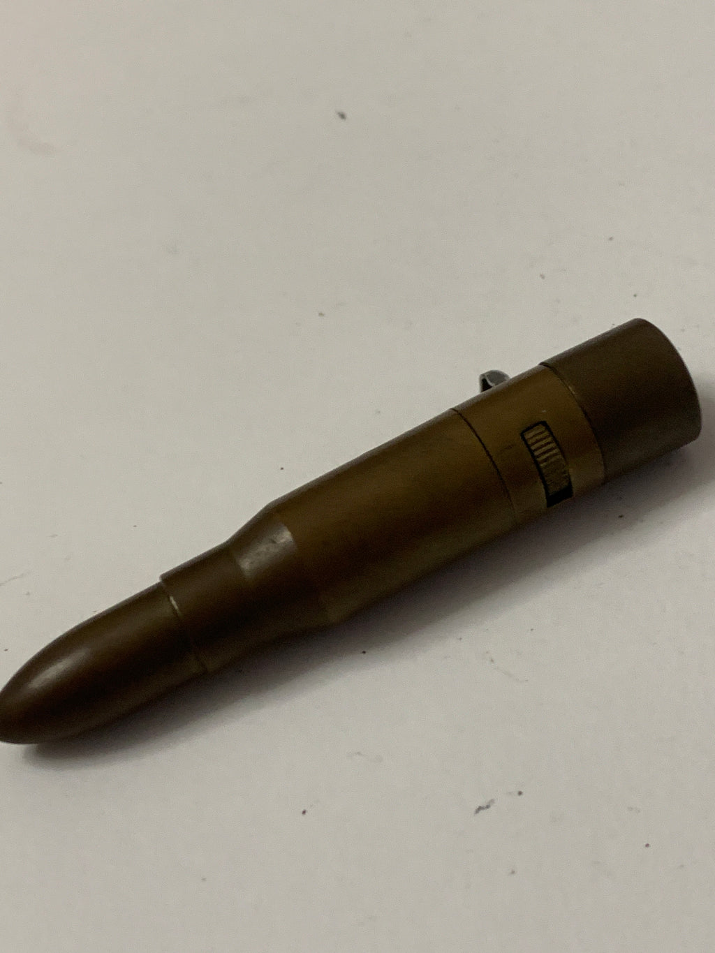 Accendino vintage a forma di proiettile in metallo dorato