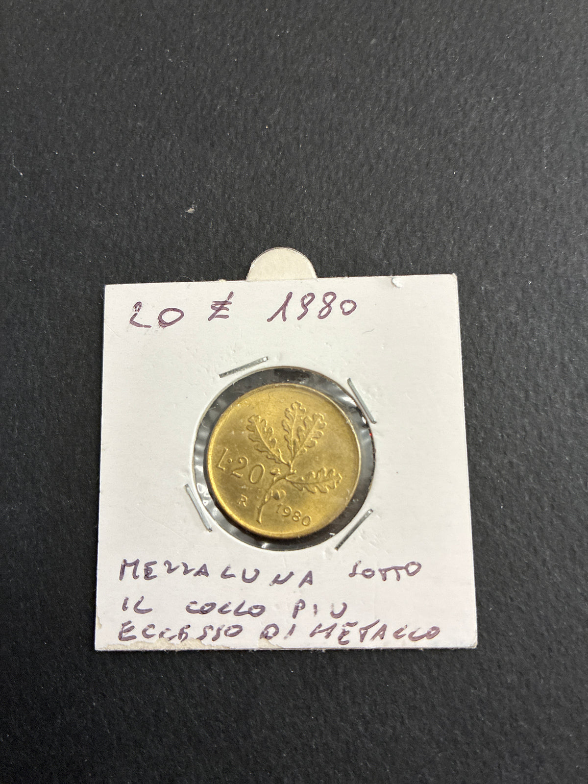 20 Lire 1980 Repubblica Italiana Ramo di Quercia variante con errore di conio eccedenza di metallo e mezzaluna sotto il collo al dritto